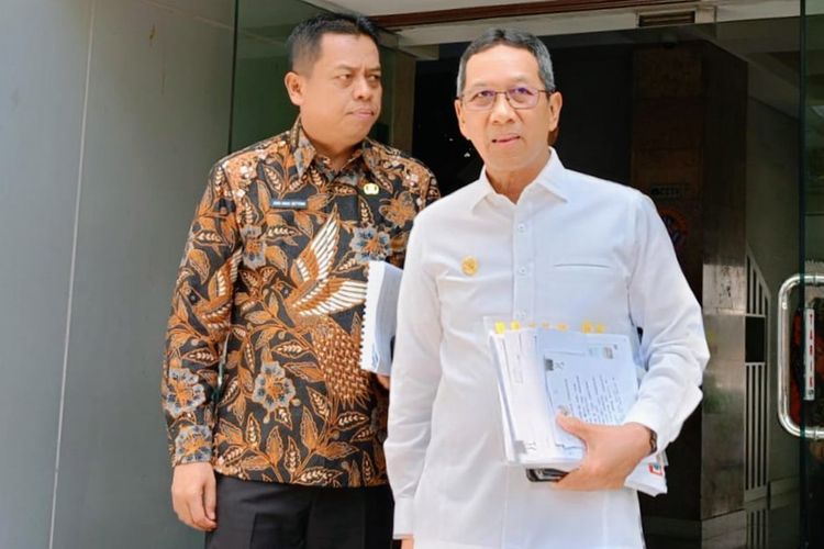 Pj Gubernur DKI Jakarta Heru Budi Hartono (kanan) bersama Sekretaris Daerah (Sekda) DKI Jakarta Joko Agus Setyono (kiri) di Gedung Inspektorat Jenderal Kementerian Dalam Negeri, Jumat (29/9/2023).