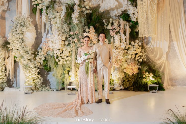 Aktris dan model Amanda Rawles tampil elegan dalam balutan kebaya karya Studio Boh?!, serta headpiece dan aksesori bergaya tradisional modern dari Tulola. Sementara itu, Adriel menggunakan beskap coklat muda karya Kraton World. Keduanya menggelar resepsi pernikahan di The St. Regis, Jakarta pada 12 Juni 2025.