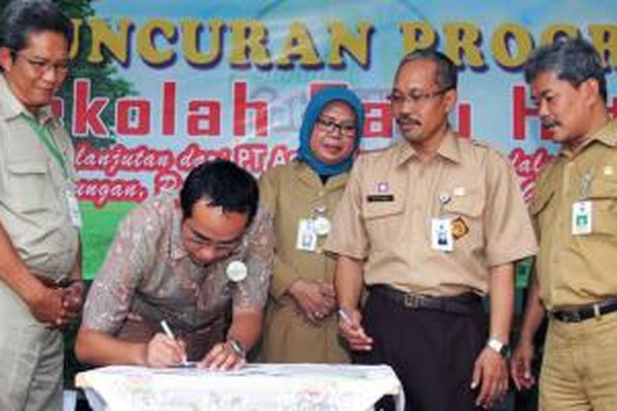 Deputy Head of Corporate Communication AHM, Ahmad Muhibbuddin menandatangani perjanjian kerjasama Sekolah Satu Hati di SMA Negeri 80 Jakarta Utara (7/5/2014). 