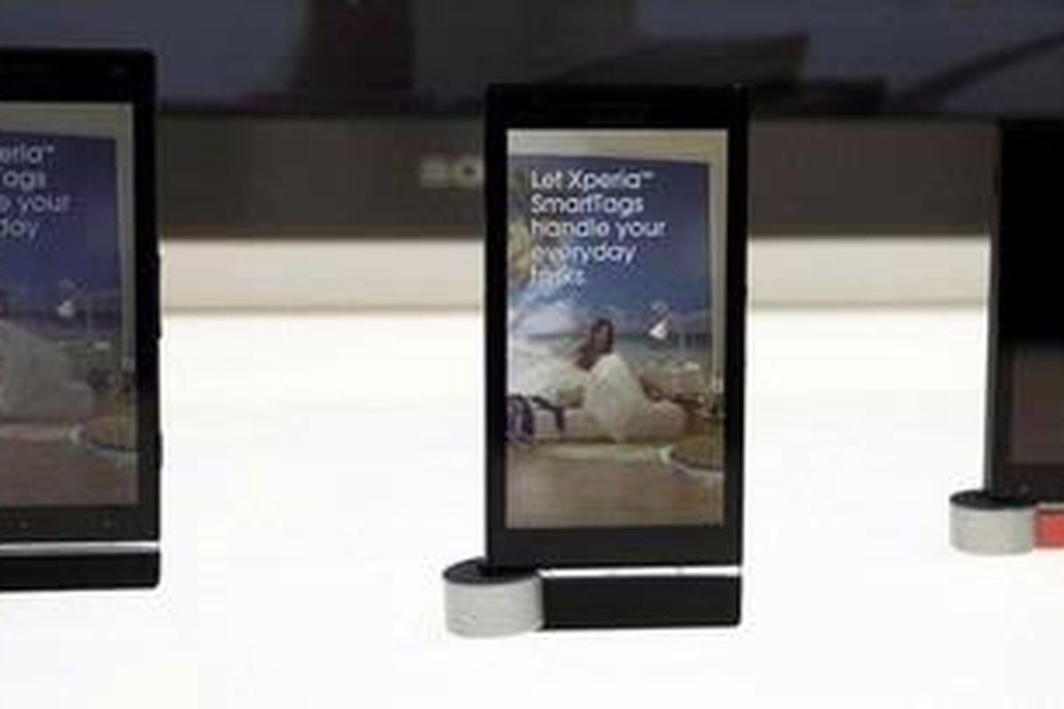 Perbandingan layar White Magic (tengah) dengan layar lain saat tertimpa cahaya.