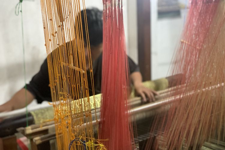 Penenun songket pandai sikek di Tanah Datar, Sumatera Barat. 