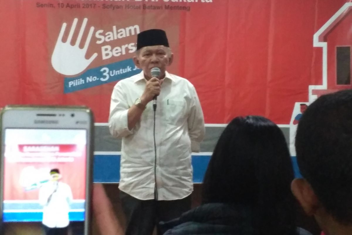 Mantan Kadis Perumahan DKI di era Sutiyoso, Irzal Djamal, berbagi pengalaman dalam diskusi soal perumahan murah yang digelar tim Anies Baswedan-Sandiaga Uno di kawasan Menteng, Senin (10/4/2017). 