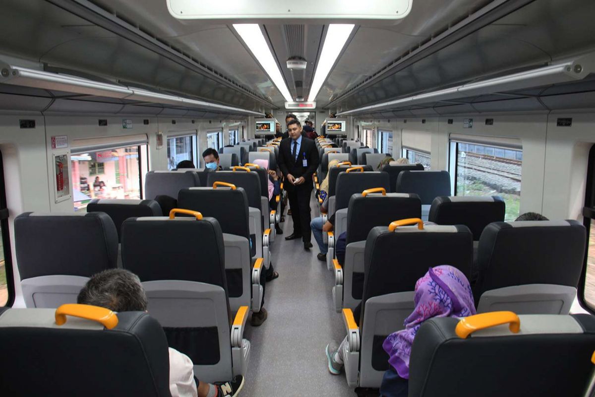 Suasana di dalam gerbong kereta api bandara saat perjalanan Stasiun Sudirman Baru-Stasiun Bandara Soekarno-Hatta, Jakarta, Selasa (26/12/2017). Uji coba KA Bandara Soekarno-Hatta dilakukan hingga peresmian operasinya pada 2 Januari 2018. Selama uji coba, PT KAI telah menetapkan harga tiket yang bisa dibeli warga, yakni Rp 30.000.