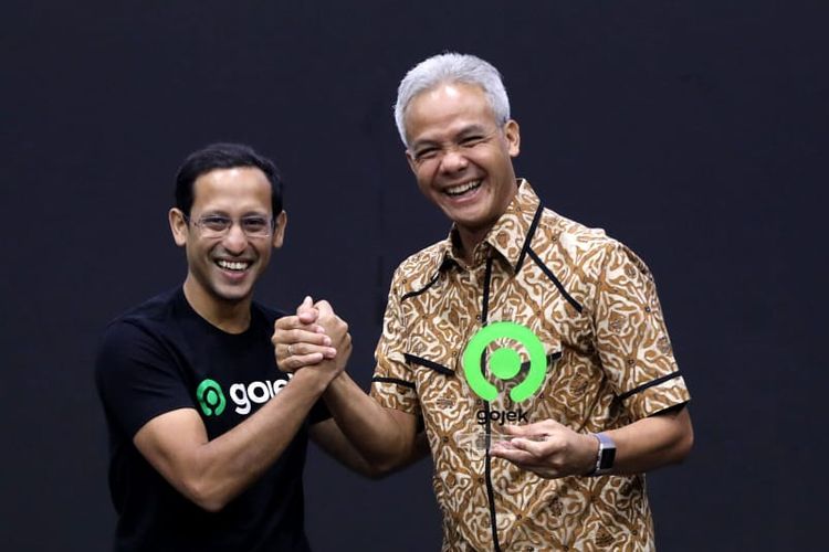 CEO Gojek, Nadiem Makarim bersalaman dengan Gubernur Jawa Tengah Ganjar Pranowo usai menjalin kesepakatan kerja sama antara Pemerintah Provinsi Jawa Tengah dengan Gojek di Markas Besar Gojek, di Kawasan Blok M, Jakarta, Jumat (20/9/2019).