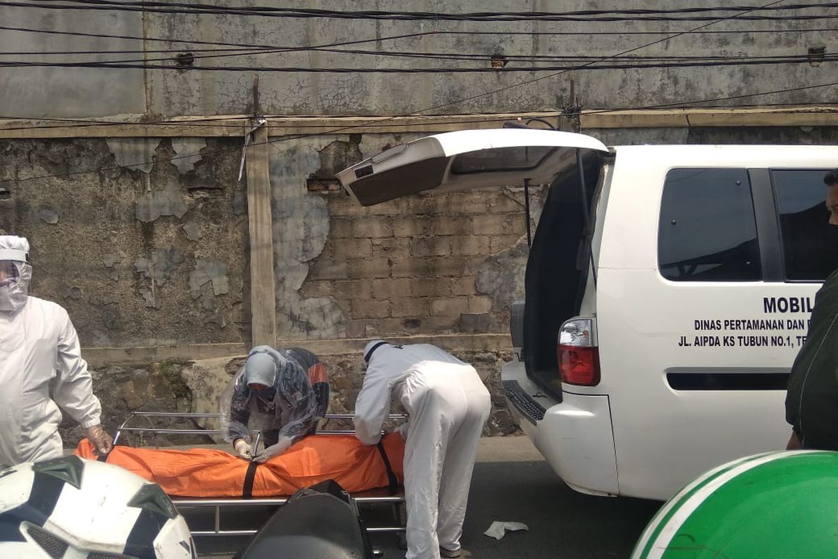 Petugas medis mengevakuasi pasangan suami istri yang ditemukan tewas meninggal dunia dirumahnya kawasan Warakas, Tanjung Priok pada Rabu (5/8/2020)