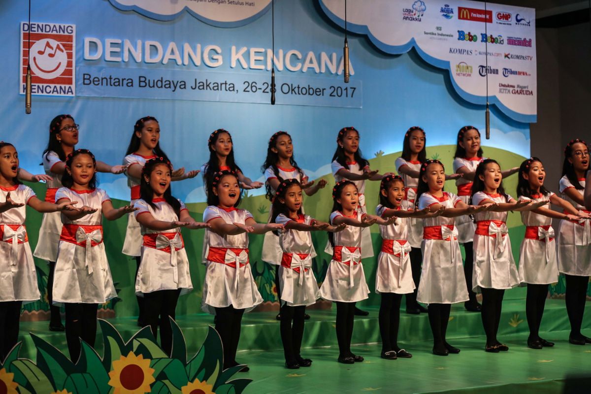 Peserta paduan suara tampil dalam babak final lomba paduan suara anak TK-SD Dendang Kencana di Bentara Budaya Jakarta, Palmerah Selatan, Jakarta Pusat, Sabtu (28/10/2017). Sebanyak 26 finalis siap memperebutkan gelar juara dalam babak final, terdiri dari 12 peserta kategori TK dan 14 peserta kategori SD.