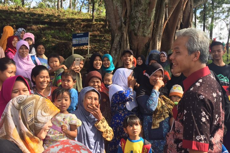 Ibu-ibu dan juga warga lainnya sengaja berpakaian rapi untuk bertemu Gubernur Jawa Tengah Ganjar Pranowo yang tengah mendatangi salah satu desa di Kabupaten Pemalang, yakni Desa Nyarembeng, Kecamatan Pulosari, Kamis (28/9/2017).