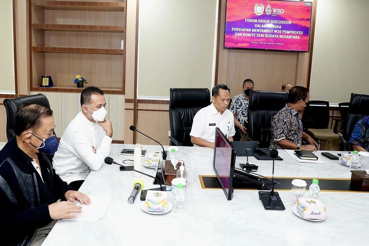 Wakil Gubernur Sumut Musa Rajekshah (dua dari kiri) saat mengikuti FGD bersama KSBN terkait persiapan menyambut W20 di kantor gubernur