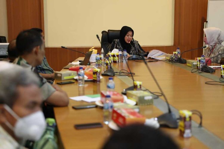 Wakil Wali Kota Makassar, Fatmawati Rusdi memimpin rapat pemantapan perkembangan kasus wabah PMK di Ruang Rapat Lantai II Kantor Balaikota Makassar, Kamis (28/7/2022).