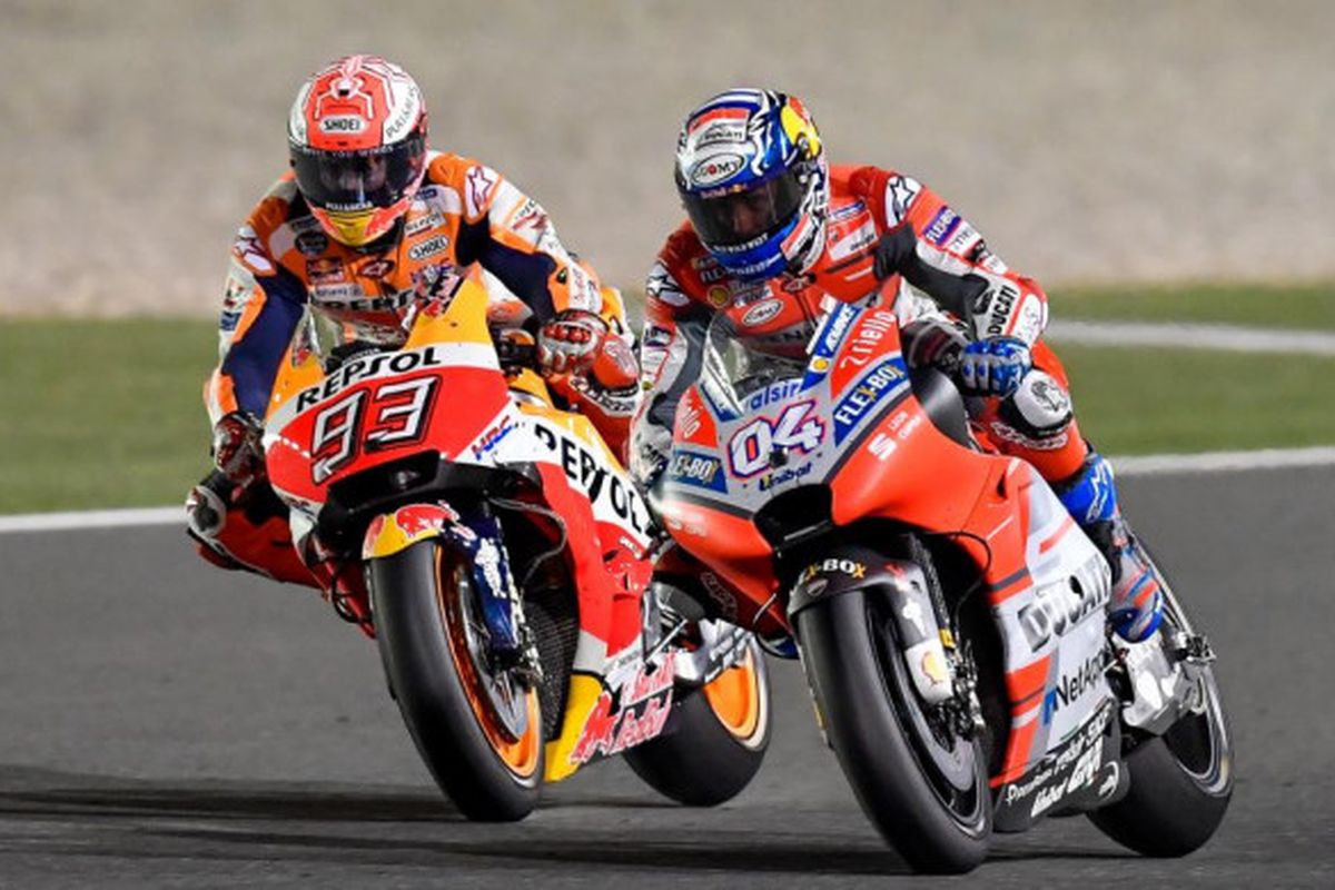 Marc Marquez (Repsol Honda/kiri) dan Andrea Dovizioso (Ducati) berebut posisi pertama pada seri pertama MotoGP 2018 di Sirkuit Losail, Qatar, Minggu (18/3/2018).