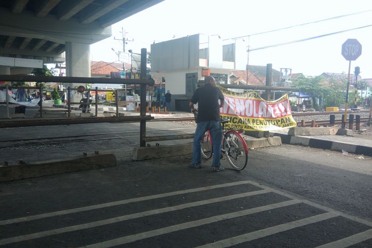 Warga melintas di bawah Jembatan Layang Janti, Yogyakarta.