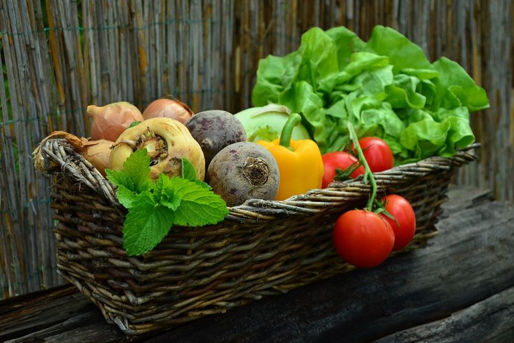 Sayuran memiliki berbagai jenis warna yang ditimbulkan oleh pigmen klorofil, karotenoid, antosianin, dan betalain