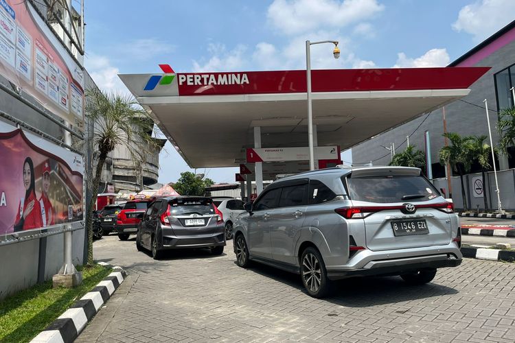 Jelang Harga BBM Naik, Pengendara Mulai Isi Full Tank