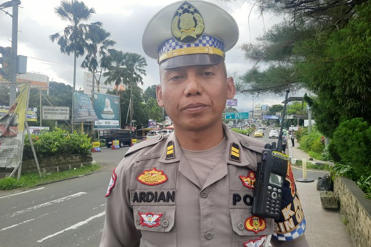 KBO Sat Lantas Polres Bogor Iptu Ardian di Pospol Simpang Gadog, Puncak Bogor, Jawa Barat, Senin (30/12/2024).