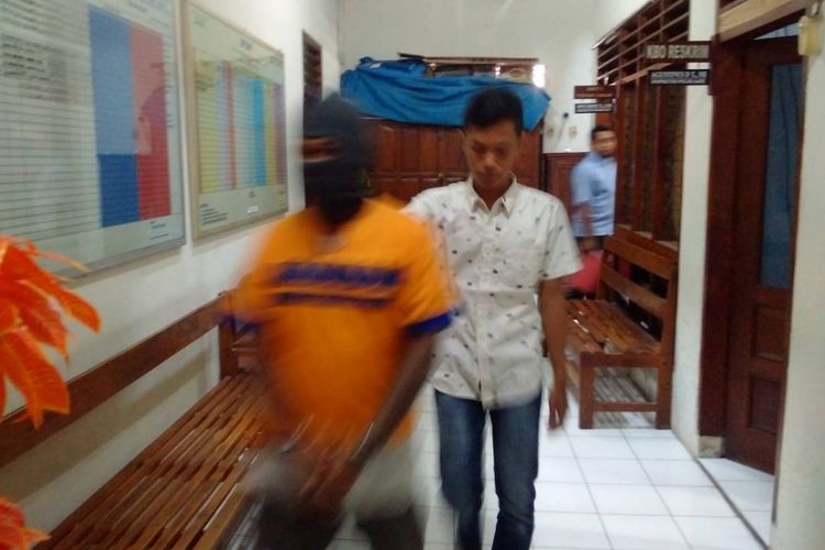 Aparat Reskrim Polres Madiun menggiring Vega, seorang pengamen yang membegal pemotor di ruas jalan Saradan-Madiun, Kamis (15/6/2017).