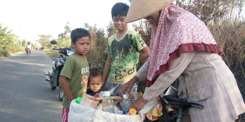 Suyati (42) , penjual jamu coro saat melayani pembeli di ruas jalan Desa Karangsari,  Kecamatan Karangtengah,  Demak,  Sabtu (26/8/2017)