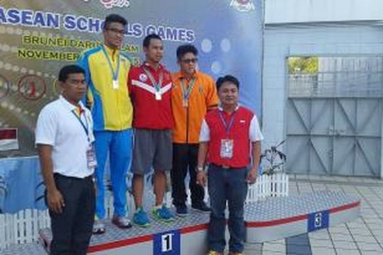 Medali emas ASEAN Schools Games VII  Indonesia antara lain dipersembahkan Ilham Achmad di nomor 100 m gaya dada.