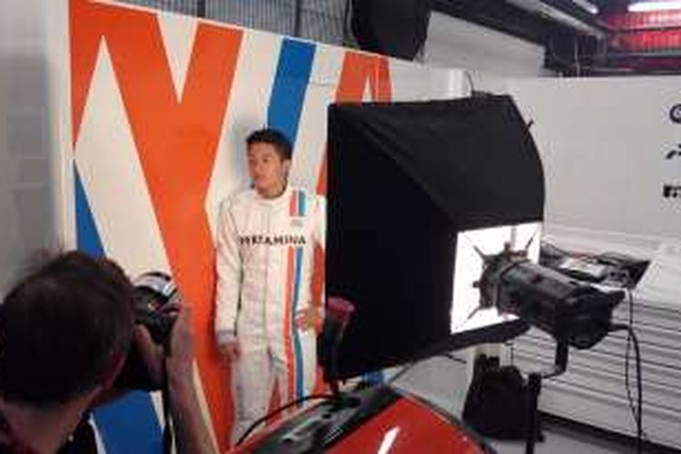 Pebalap Manor Racing asal Indonesia, Rio Haryanto, berpose saat sesi pemotretan di Barcelona, Minggu (21/2/2016). 