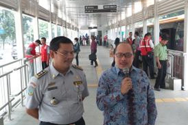 Direktur Utama PT Transjakarta Antonius NS Kosasih (kanan), dan Kepala UP Transjakarta Pargaulan Butar Butar saat acara peluncuran tiket elektronik, di Halte Karet, Senin (11/8/2014)