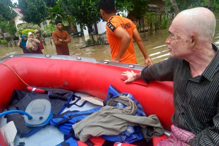 Warga dievakuasi dari lokasi banjir di Desa Rayeuk Pange, Kecamatan Pirak Timu, Kabupaten Aceh Utara, Sabtu (5/12/2020)