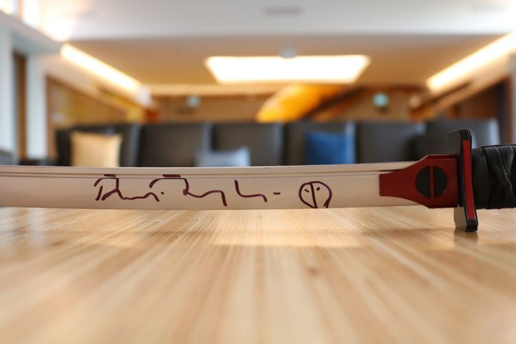 Pedang katana yang menjadi properti film Deadpool 2 yang sudah ditandatangani Ryan Reynolds, dilelang untuk amal.