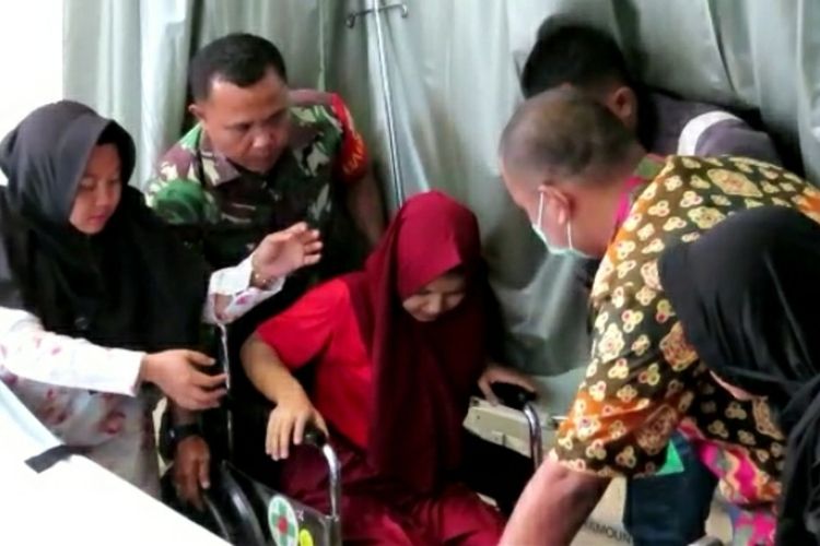 Riska Ramadila (17) yang mengidap tumor ganas saat dibawa ke rumah sakit Awal Bros di Pekanbaru, Minggu (2/2/2020). Riska, seorang siswi kelas 3 SMA Negeri 1 Kampar Kiri yang jago main voli itu sudah tujuh bulan menderita tumor ganas tersebut.