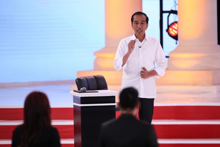 Calon Presiden Nomor Urut 1, Joko Widodo menjelaskan visi misinya saat Debat Kedua Calon Presiden di Hotel Sultan, Jakarta, Minggu (17/2/2019).