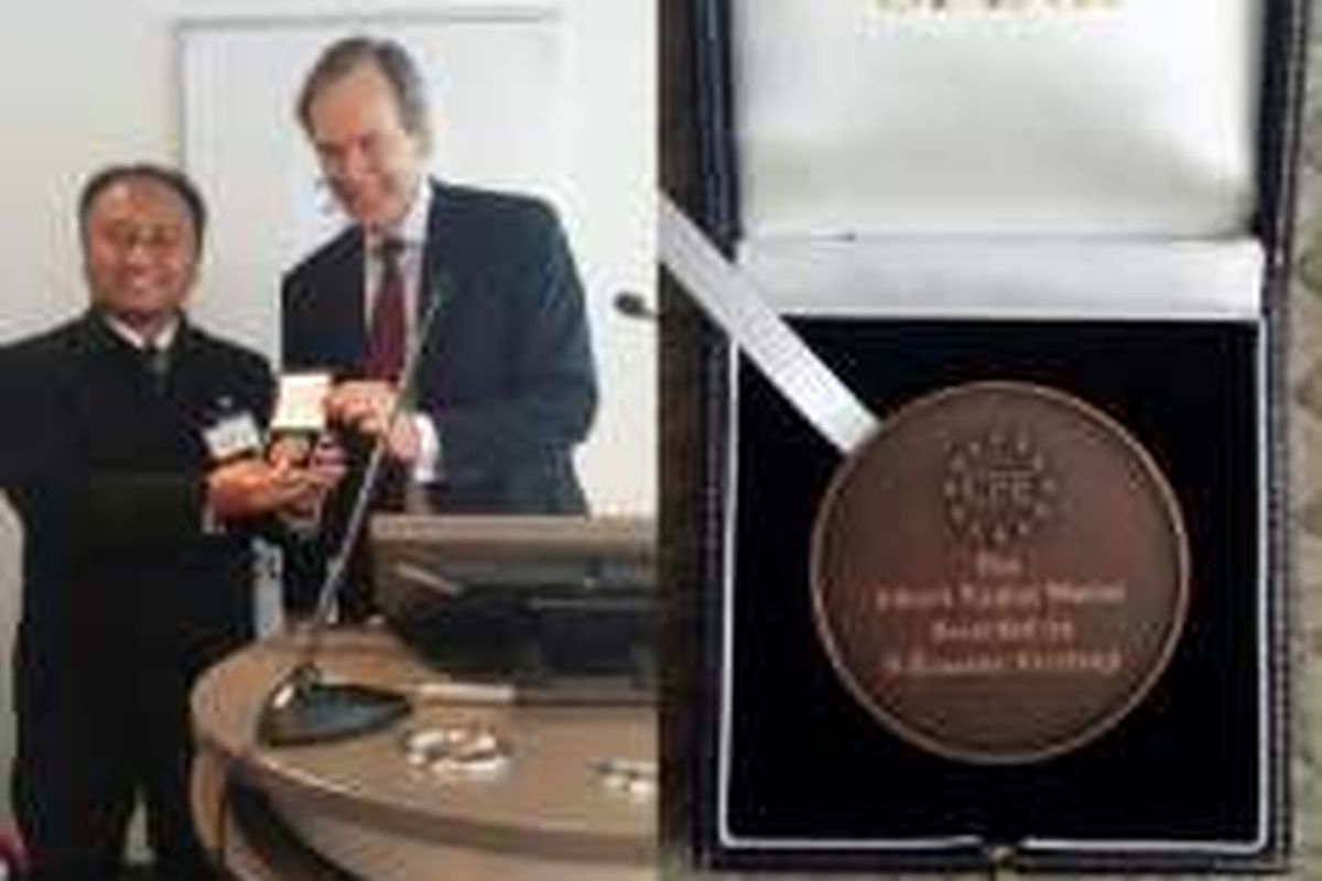 Pengamat perpajakan B Bawono Kristiaji mendapatkan penghargaan CFE Award Albert J Radler Medal di Brussels, Belgia. 