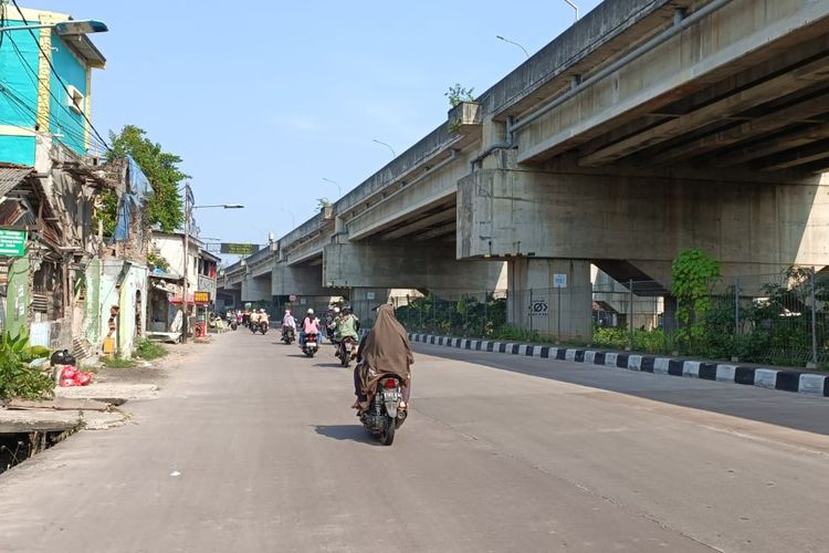Kondisi lalu lintas di Jalan Raya Inspeksi Kalimalang, area Jakarta Timur, Senin (24/4/2023). Tidak terlihat ada kemacetan di jalan tersebut di hari ketiga libur Lebaran.