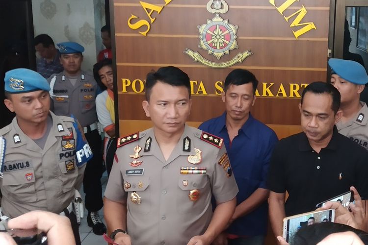 Kapolresta Surakarta AKBP Andy Rifai dalam konferensi pers kasus miras oplosan tewaskan 5 warga di Lobi Satreskrim Polresta Surakarta Solo, Jawa Tengah, Jumat (13/9/2019).