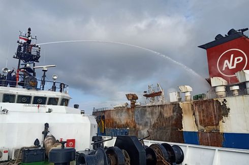 Penjelasan Kemenhub soal Kapal Terbakar di Selat Lombok