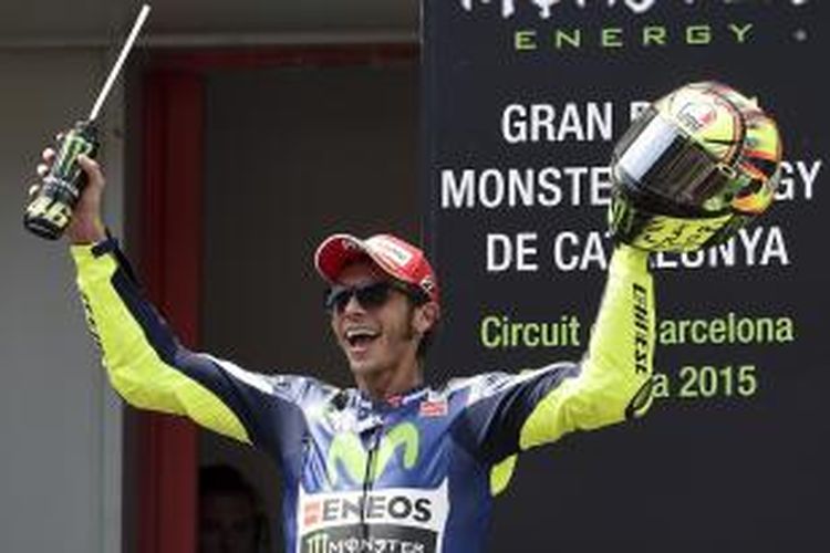 Pebalap Movistar Yamaha asal Italia, Valentino Rossi, merayakan setelah finis kedua pada GP Catalunya di Sirkuit de Barcelona, Minggu (14/6/2015).