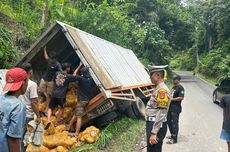 Truk Boks Tak Kuat Menanjak lalu Mundur dan Tabrak 3 Kendaraan