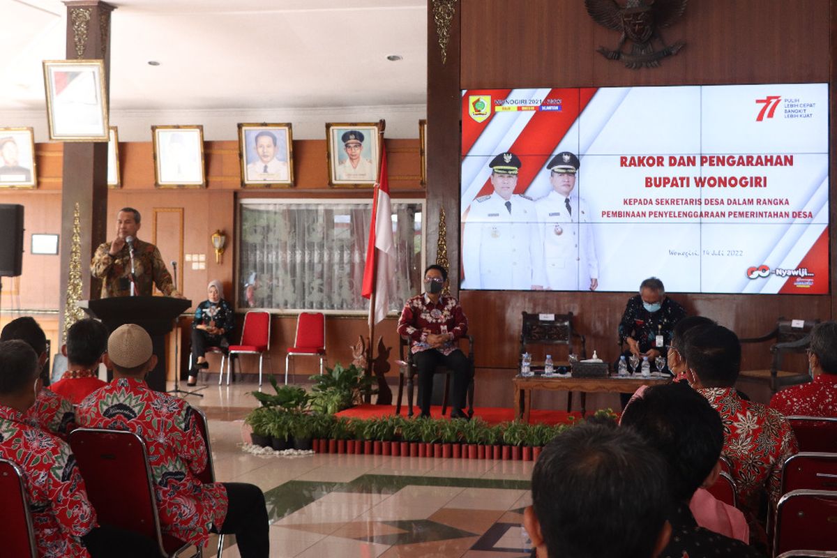 Bupati Wonogiri Joko Sutopo atau yang akrab disapa Jekek menyampaikan materi dalam Rakor dan Pengarahan Bupati Wonogiri kepada Sekdes terkait Pembinaan Penyelenggaraan Pemerintahan Desa di Pendopo Kabupaten Wonogiri, Kamis (14/7/2022)