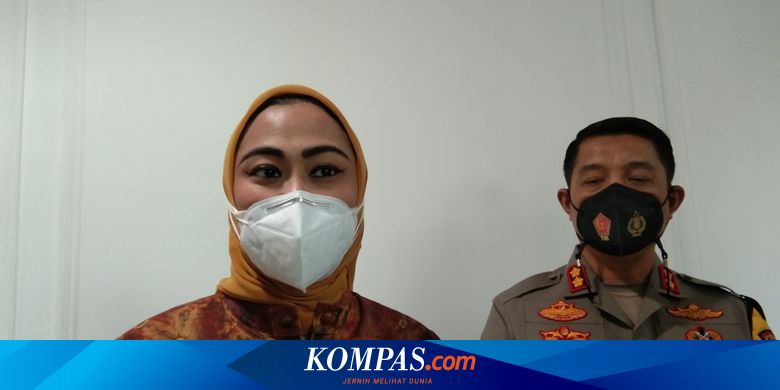 Sejak Subuh, Warga Karawang Sudah Antre untuk Vaksinasi Keluarga - Vimarsana News