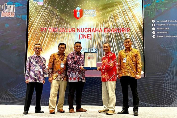 [Kiri-kanan] CEO Supply Chain Indonesia sekaligus Dewan Juri Indonesia Logistics Awards 2023 Setijadi, Profesional dan Pakar Manajemen Perusahaan & Keuangan Supply Chain Indonesia Dr Zaroni, Media Communicaiton Dept Head JNE Express Kurnia Nugraha, Ketua Dewan Juri Indonesia Logistics Awards 2023 Togar M. Simatupang, dan Pakar Supply Chain dan Dosen Sekolah Tinggi PPM Manajemen Ricky Virona Martono.