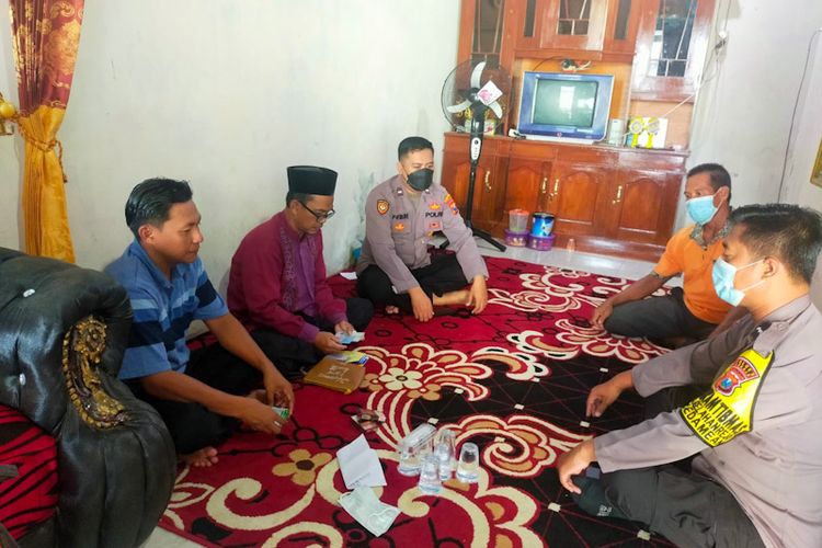 Pihak kepolisian saat takziah di kediaman Andik Suyanto di Desa Katimoho, Kecamatan Kedamean, Gresik, Jawa Timur, Selasa (17/5/2022).