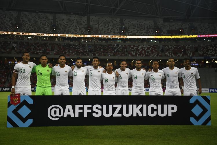 Timnas Indonesia melakukan sesi foto sebelum melawan timnas Singapura dalam penyisihan grub B Piala AFF 2018 di Stadion Nasional Singapura, Jumat (9/11/2018).  