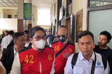 Tampang Arif, Anak Bos Prodia, di Sidang Perdana: Kacamata Hitam dan Masker Bermotif
