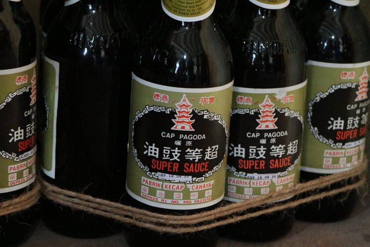 Botol kecap Pagoda yang dijual di Pasar Tradisional Tanjung Pinang. Kecap ini kebanyakan dijual dalam bentuk lusinan dengan harga Rp95.000 per lusin.