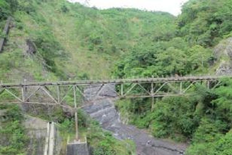 Pemandangan jembatan Gladak Perak di atas aliran Sungai Besuk Sat berupa lahar dingin dari Gunung Semeru