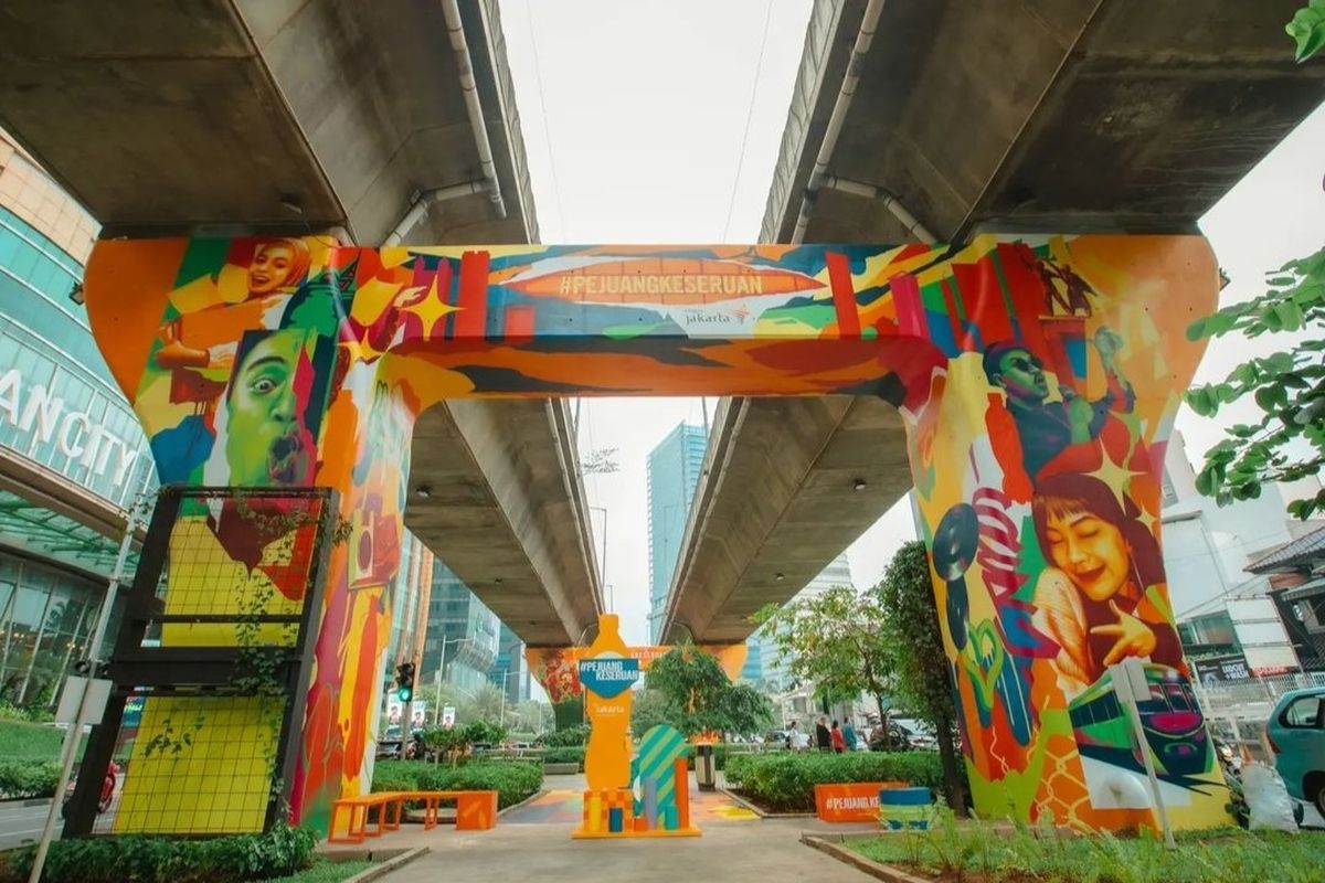 Mural didominasi warna oranye terlihat di bawah jalan layang, di Jalan Prof Dr Satrio, Kuningan, Jakarta Selatan. Mural itu tergambar di dua beton penopang jalan layang. Tampak ilustrasi bajaj, naga, rel kereta, orang bermain skateboard, hingga gedung tinggi di mural tersebut.