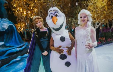 Karakter Frozen II, yakni : Anna, Olaf, dan Elsa yang dapat kamu temui di instalasi Frozen Wonderland, Bandara Changi Singapura