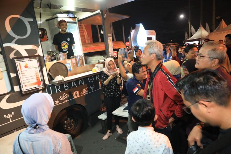 Food truck festival di Kota Semarang, Jawa Tengah digelar di Taman Plered, ataupun di sisi barat Sungai Kanal Banjir Barat (KBB), Semarang, Jumat (26/4/2019) malam. 