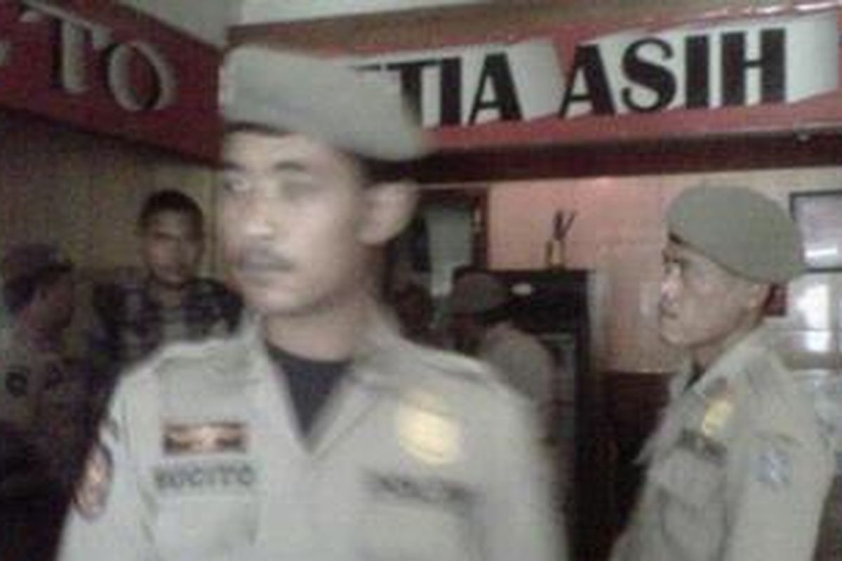 Petugas Satpol PP Kota Surabaya, Jawa Timur, merazia Gang Dolly pada hari pertama Ramadhan, Senin (1/8/2011).