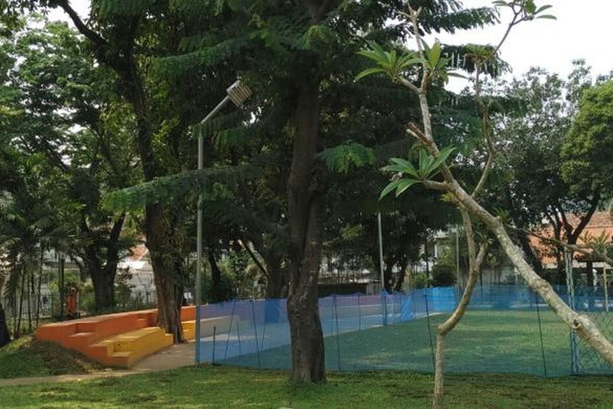 RPTRA Cideng, Jakarta Pusat, ditumbuhi berbagai jenis pohon tinggi yang membuat kawasan taman rindang. Foto diambil Selasa (13/10/2015).