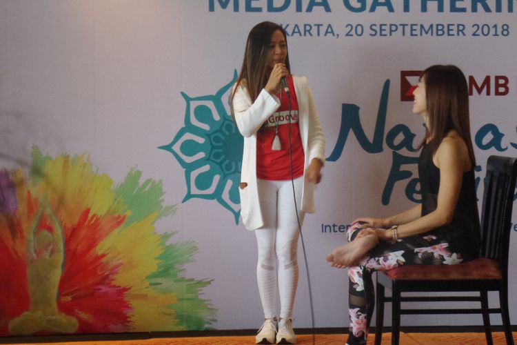 Guru Yoga Deera Dewi mencontohkan gerakan angkat satu kaki sebagai salah satu gerakan yoga sederhana yang bisa dilakukan di sela waktu kerja.