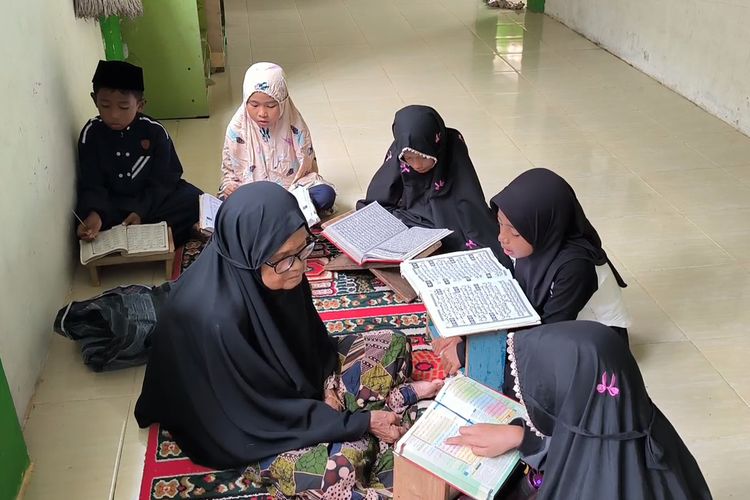 MENGAJAR: Nenek Haisa tengah mengajar anak-anak mengaji di desanya.