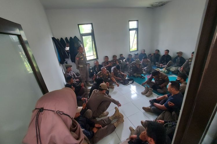 Ratusan personel Satpol PP Bandung Barat berstatus tenaga honorer melaksanakan konsolidasi untuk menuntut kejelasan nasib mereka di Komplek Perkantoran Pemkab Bandung Barat, Senin (3/10/2022).