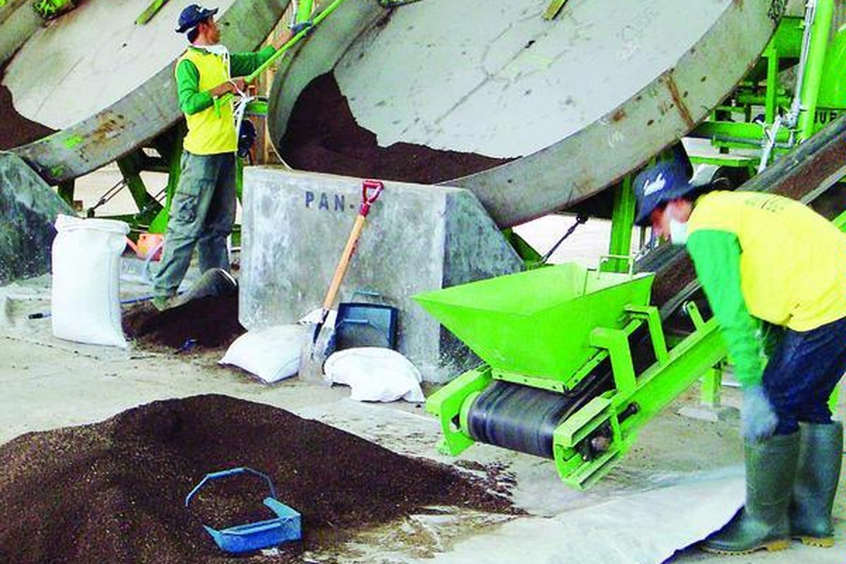 Pekerja di pabrik pupuk Petroganik di Cijambe, Subang, Jawa Barat, memproses kotoran sapi menjadi pupuk petroganik, Jumat (21/8). Pupuk organik bersubsidi produk usaha kecil dan menengah atas lisensi PT Petrokimia Gresik itu dijual oleh Petrokimia Gresik Rp 500 per kilogram.